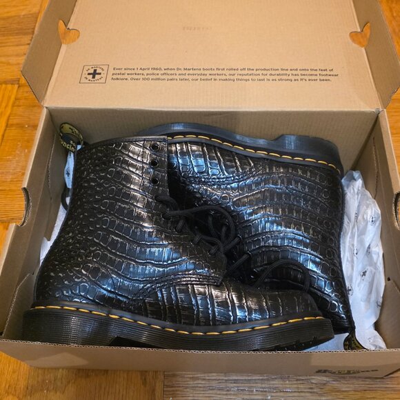 Dr. Martens - Women's Croc Emboss Leather Lace Up Boots - New With Box - Picture 2 of 5